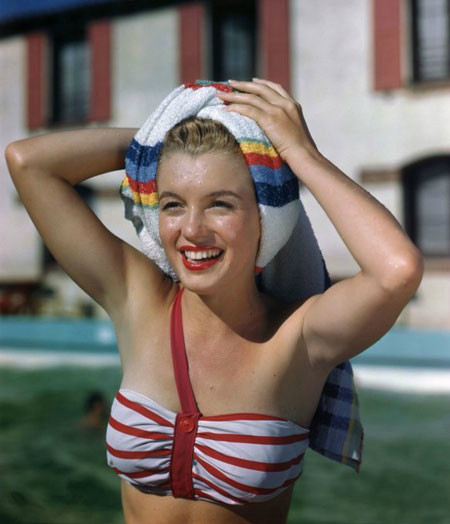 Minh tinh trong tấm hình chụp ở Palm Springs năm 1949