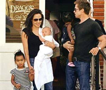 Gia đình mới của Pax Thiên Jolie. Ảnh: Gala.