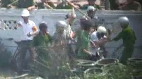 Cảnh nhà báo VOV bị đánh trong vụ cưỡng chế - Ảnh chụp từ video clip. Cảnh nhà báo VOV bị đánh trong vụ cưỡng chế - Ảnh chụp từ video clip