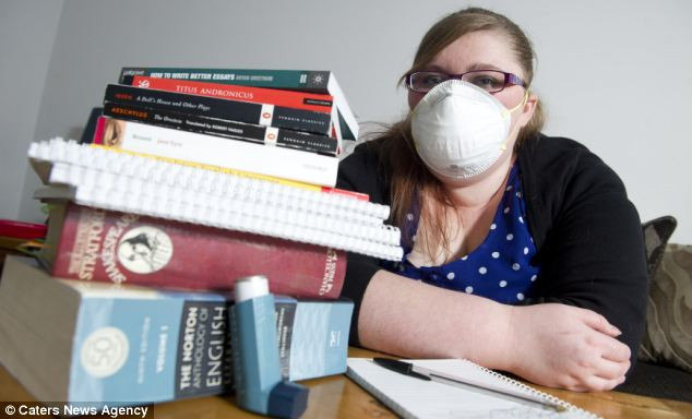 Gia đình Ashman luôn phải hút bụi và bụi hàng ngày và không bao giờ mở cửa sổ trong mùa hè vì sợ phấn hoa làm cô bị dị ứng