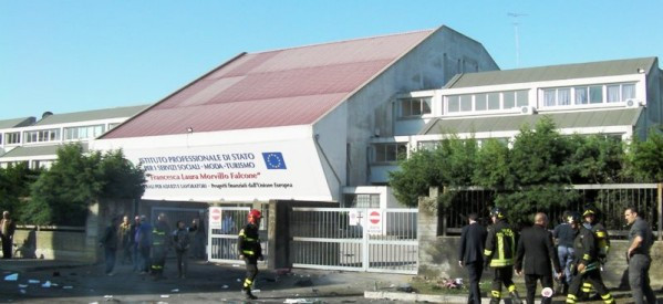 Hiện trường vụ đánh bom trường học ở thành phố Brindisi, Ý hồi năm ngoái