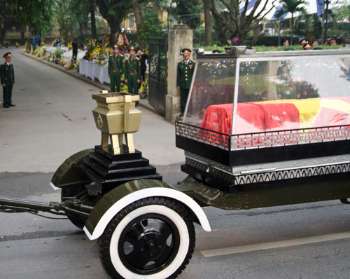 Đoàn dừng lại trước nhà riêng Đại tướng tại số 30 Hoàng Diệu