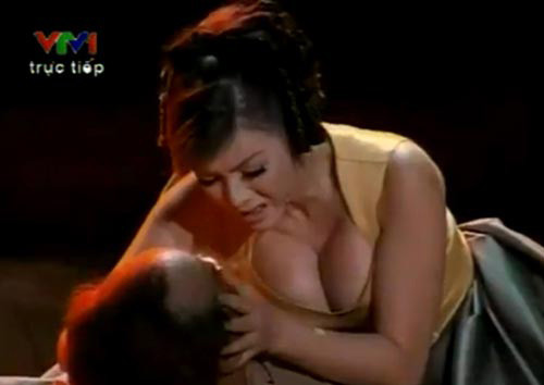 Lý Nhã Kỳ với váy trễ cổ sâu để lộ vòng 1 đồ sộ