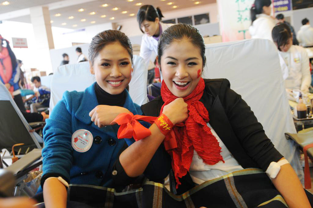 Sau khi hiến máu, hai người rất khỏe mạnh, vui tươi tạo dáng trước ống kính. Sau khi hiến máu, hai người rất khỏe mạnh, vui tươi tạo dáng trước ống kính