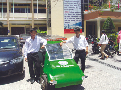 Phạm Nguyên Sơn (phải), Huỳnh Kim Trạng bên chiếc xe SC4. Phạm Nguyên Sơn (phải), Huỳnh Kim Trạng bên chiếc xe SC4