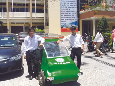 Phạm Nguyên Sơn (phải), Huỳnh Kim Trạng bên chiếc xe SC4