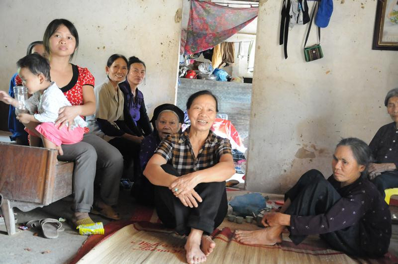 Bà con hàng xóm trò chuyện rôm rả, chúc mừng ông Chấn được trở về nhà, chờ được minh oan