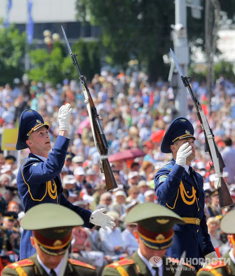 Đội ngũ quân đội Belarus trong trang phục hai màu xanh khác nhau