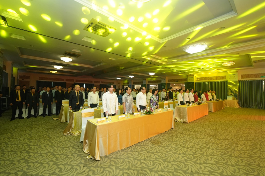 Tập thể CBNV BAC A BANK và các đại biểu tham dự Lễ kỷ niệm đã dành một phút mặc niệm các nạn nhân của cơn bão Yagi