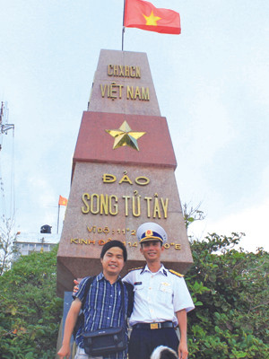 Phóng viên Tiền Phong cùng đảo trưởng Song Tử Tây Vũ Văn Cường. Phóng viên Tiền Phong cùng đảo trưởng Song Tử Tây Vũ Văn Cường