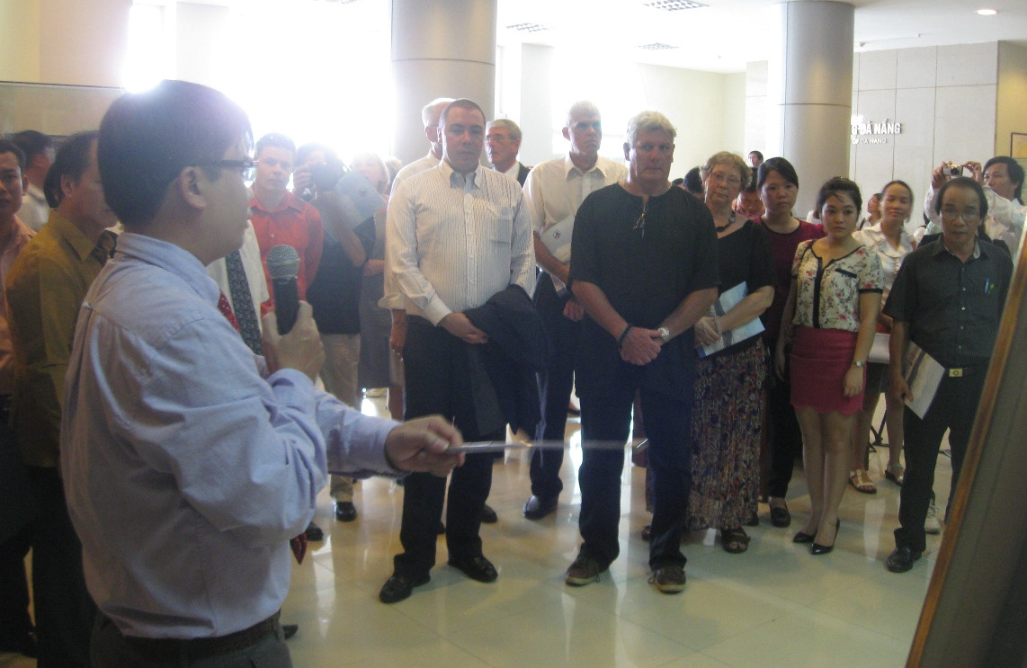 Lãnh đạo và du khách nước ngoài quan tâm tới Triển Lãm Hoàng Sa, Trường Sa. Lãnh đạo và du khách nước ngoài quan tâm tới Triển Lãm Hoàng Sa, Trường Sa