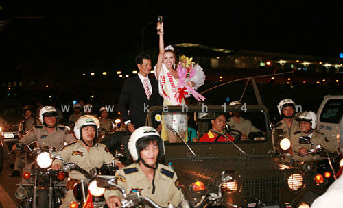 Vũ Hoàng Điệp ngày về nước được đón rước như "nữ hoàng". Vũ Hoàng Điệp ngày về nước được đón rước như