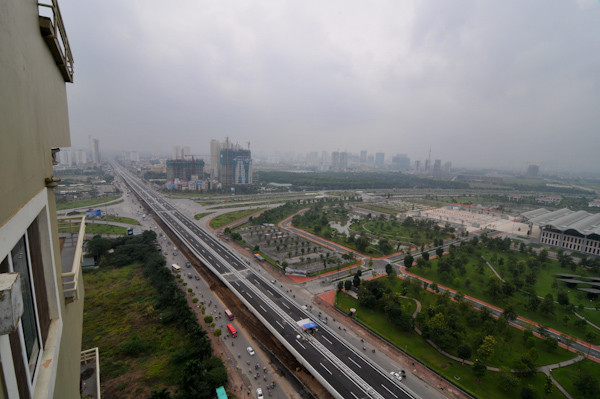 Tại nút giao với đại lộ Thăng Long. 