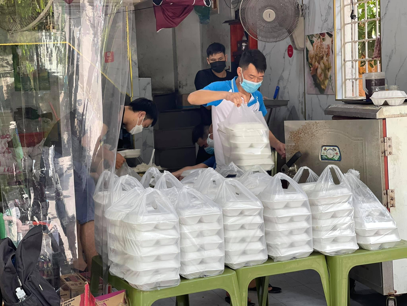 Ngoài ra, nhóm Bếp ăn 0 đồng còn đặt những phần cơm tại những địa chỉ cụ thể để người nghèo đến lấy. Ngoài ra, nhóm Bếp ăn 0 đồng còn đặt những phần cơm tại những địa chỉ cụ thể để người nghèo đến lấy.