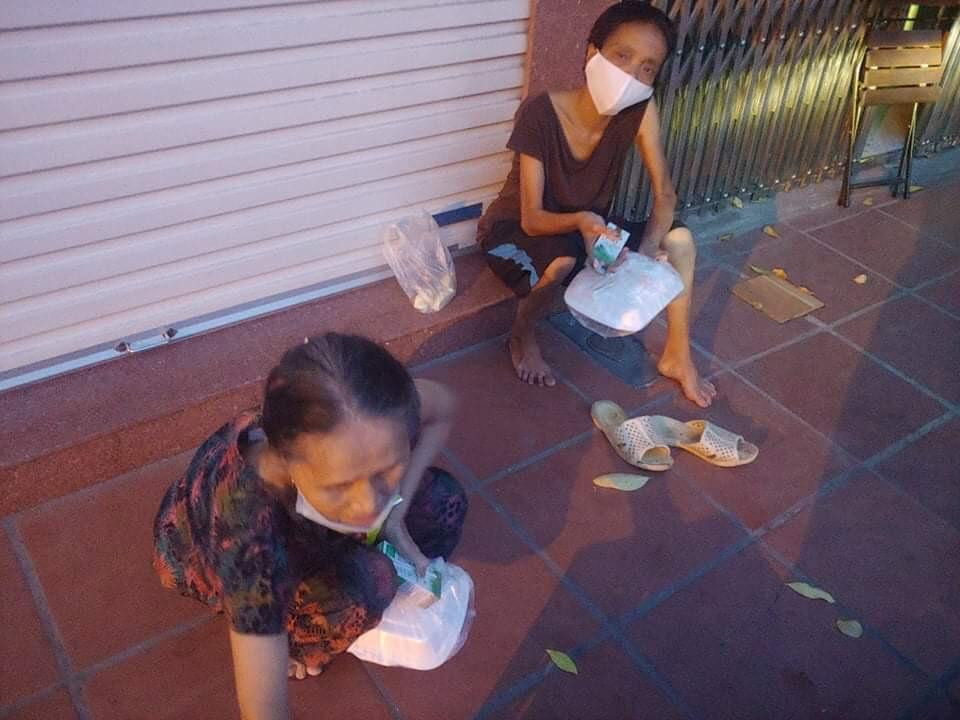 Người già vô gia cư là đối tượng ưu tiên đặc biệt của nhóm tình nguyện Bếp ăn 0 đồng. Theo đó, thức ăn được nấu mềm hơn. Người già vô gia cư là đối tượng ưu tiên đặc biệt của nhóm tình nguyện Bếp ăn 0 đồng. Theo đó, thức ăn được nấu mềm hơn.