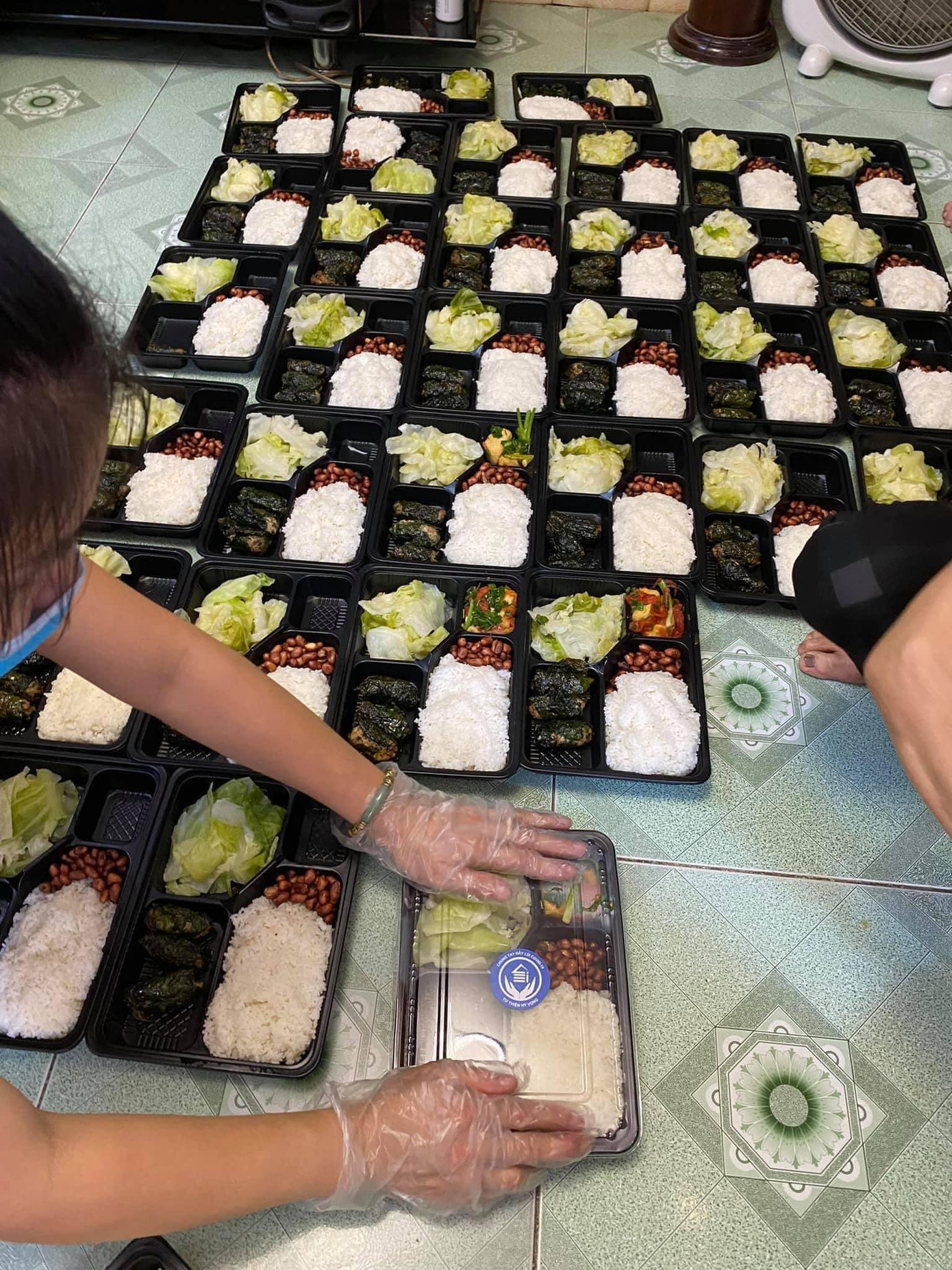 Cơm miễn phí được xếp ngay ngắn trong những chiếc hộp. Cơm miễn phí được xếp ngay ngắn trong những chiếc hộp.