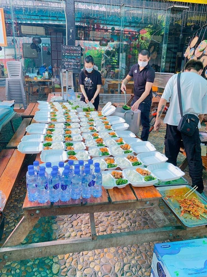 Bếp ăn 0 đồng của nhóm Thiện nguyện Triệu trái tim với 100 suất cơm/ngày. Bếp ăn 0 đồng của nhóm Thiện nguyện Triệu trái tim với 100 suất cơm/ngày.