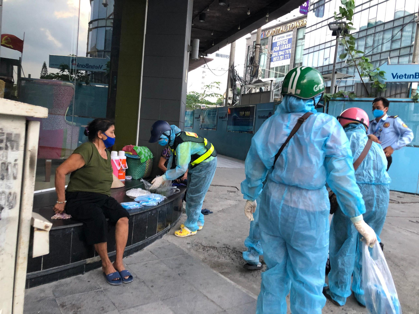 Nhiều người vô gia cư tại Hà Nội quen thuộc với nhóm của Trang khi thấy nhóm mặc bộ đồ bảo hộ y tế đến phát cơm. Nhiều người vô gia cư tại Hà Nội quen thuộc với nhóm của Trang khi thấy nhóm mặc bộ đồ bảo hộ y tế đến phát cơm.