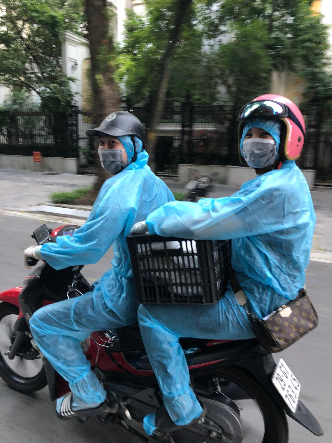 Các thành viên nhóm Thiện nguyện Triệu trái tim trên chiếc xe máy đi đến từng ngóc ngách ở Hà Nội phát cơm miễn phí. Các thành viên nhóm Thiện nguyện Triệu trái tim trên chiếc xe máy đi đến từng ngóc ngách ở Hà Nội phát cơm miễn phí.