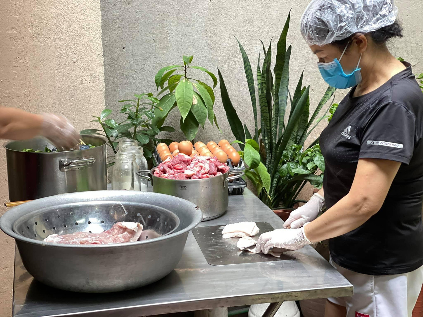 Thực phẩm lựa chọn kỹ càng của nhóm Bếp ăn 0 đồng được các tình nguyện viên chuẩn bị cho bữa ăn của hàng trăm người vô gia cư Hà Nội. Thực phẩm lựa chọn kỹ càng của nhóm Bếp ăn 0 đồng được các tình nguyện viên chuẩn bị cho bữa ăn của hàng trăm người vô gia cư Hà Nội.