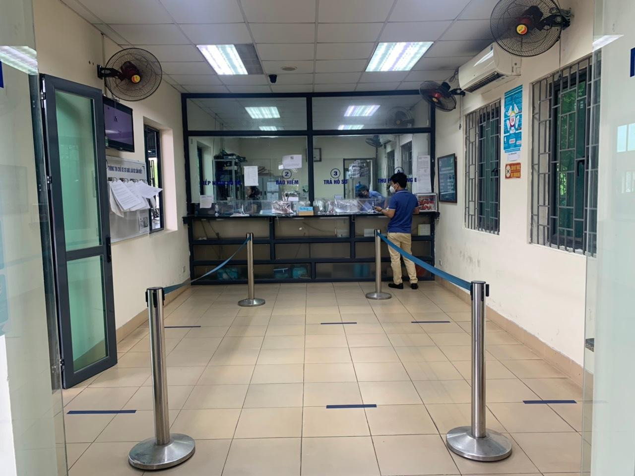 Một trung tâm đăng kiểm tại Hà Nội thưa thớt chủ phương tiện đến đăng kiểm trong thời gian giãn cách.