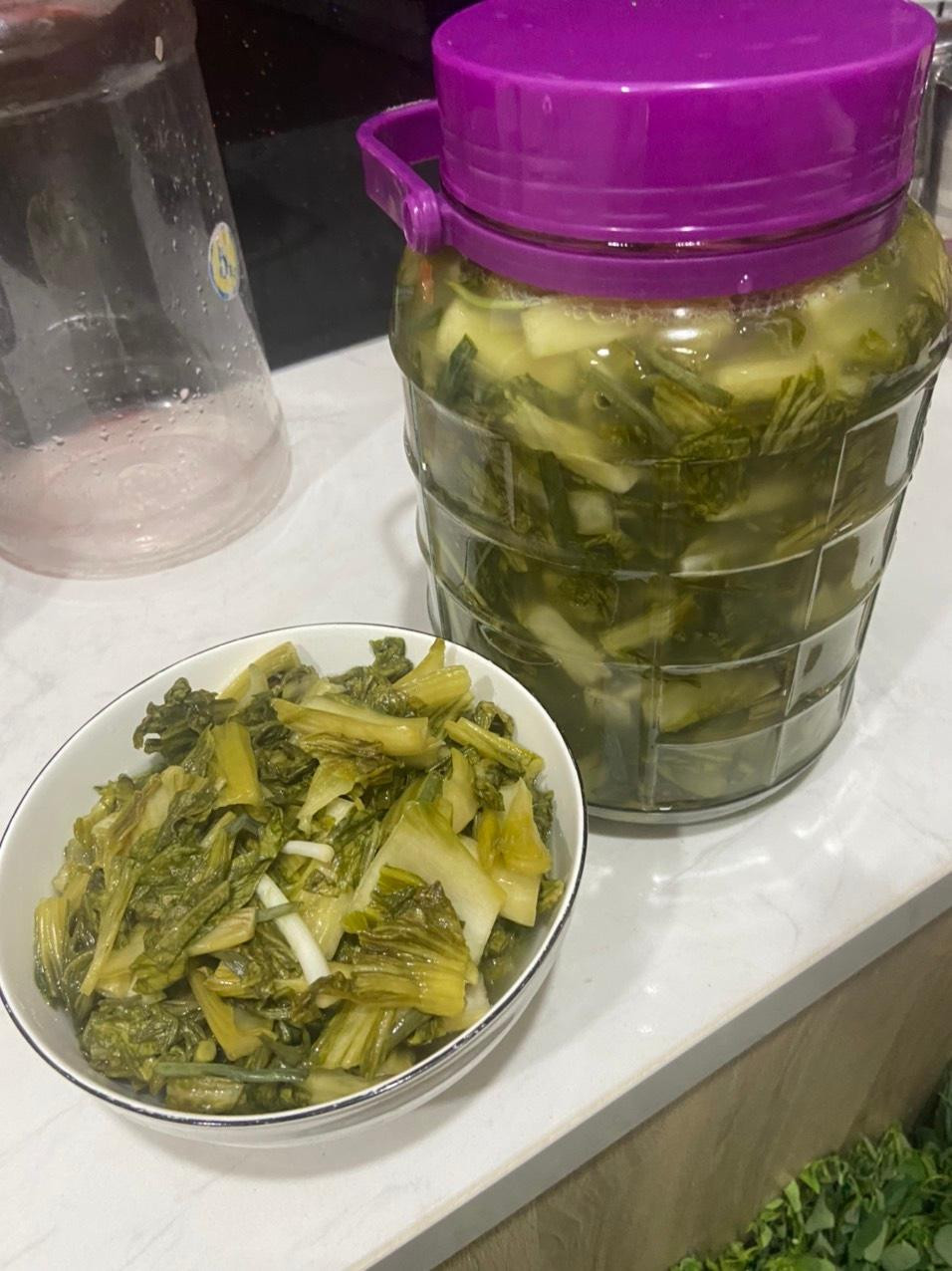 Nhiều bà nội trợ tranh thủ ở nhà muối dưa bán cho chính cư dân toà nhà mình.