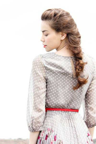 Hiền Thục Hoa hậu Ngọc Hân. "Nữ hoàng nội y" Ngọc Trinh Ca sĩ Phương Linh Hot girl Chi Pu Trúc Diễm Yến Trang Hot girl Kelly "Công chúa bong bóng" Bảo Thy Elly Trần Kim Hiền Trương Ngọc Ánh Hot girl Midu Dương Yến Ngọc Hồ Ngọc Hà Siêu mẫu Trang Trần Hot girl Huyền Lizze Jenifer Phạm "Bà mẹ nhí" Phương Trinh. Bảo Trân