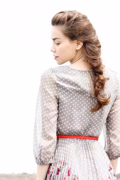 Hiền Thục Hoa hậu Ngọc Hân. "Nữ hoàng nội y" Ngọc Trinh Ca sĩ Phương Linh Hot girl Chi Pu Trúc Diễm Yến Trang Hot girl Kelly "Công chúa bong bóng" Bảo Thy Elly Trần Kim Hiền Trương Ngọc Ánh Hot girl Midu Dương Yến Ngọc Hồ Ngọc Hà Siêu mẫu Trang Trần Hot girl Huyền Lizze Jenifer Phạm "Bà mẹ nhí" Phương Trinh. Bảo Trân