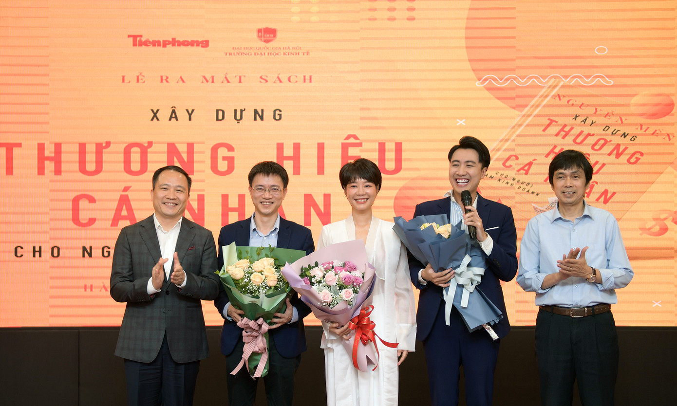 Nhà báo Nguyễn Huy Lộc và PGS.TS Lê Trung Thành tặng hoa 3 trong số 4 diễn giả trao đổi tại chương trình. Ảnh: Dương Triều