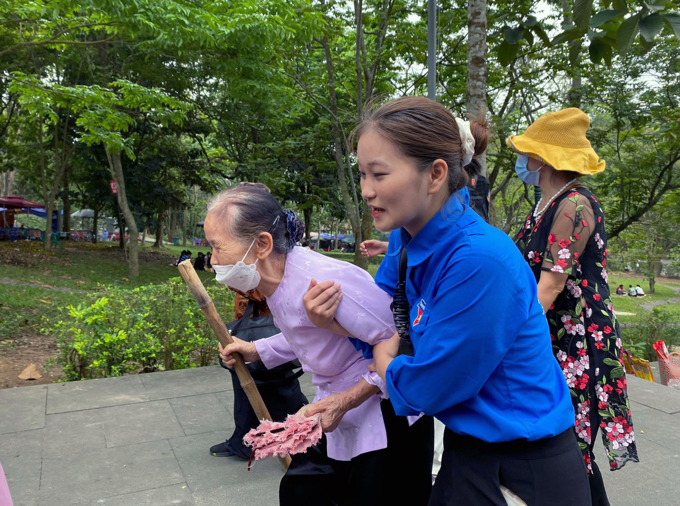 Tình nguyện viên hỗ trợ du khách cao tuổi tham quan Khu di tích. Ảnh: TĐPT Tình nguyện viên hỗ trợ du khách cao tuổi tham quan Khu di tích. Ảnh: TĐPT