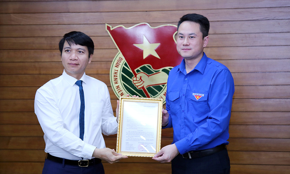 Anh Nguyễn Ngọc Lương trao quyết định bổ nhiệm cho anh Nguyễn Kim Quy.