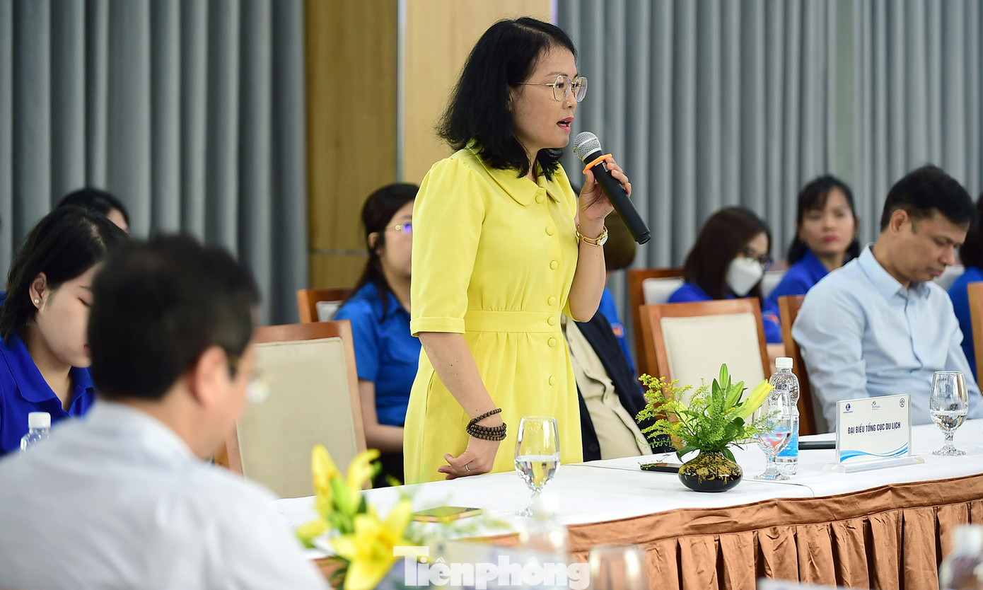 Diễn đàn còn diễn ra phần thảo luận, đối thoại giữa lãnh đạo Tổng cục Du lịch, lãnh đạo Sở Du lịch Hà Nội, lãnh đạo Tổng công ty Du lịch Hà Nội với đoàn viên thanh niên, sinh viên ngành du lịch. Ảnh: Xuân Tùng