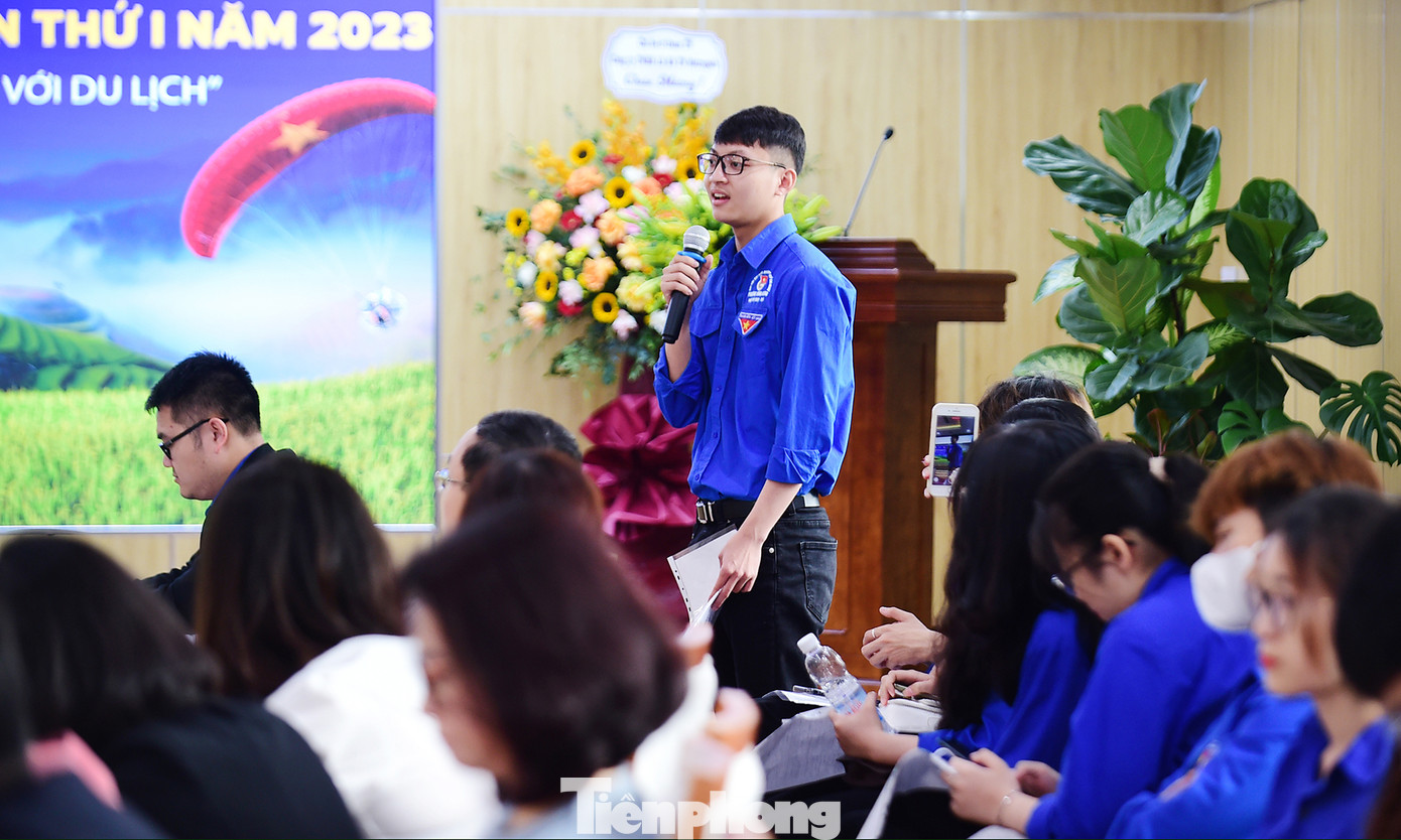 Diễn đàn còn diễn ra phần thảo luận, đối thoại giữa lãnh đạo Tổng cục Du lịch, lãnh đạo Sở Du lịch Hà Nội, lãnh đạo Tổng công ty Du lịch Hà Nội với đoàn viên thanh niên, sinh viên ngành du lịch. Ảnh: Xuân Tùng