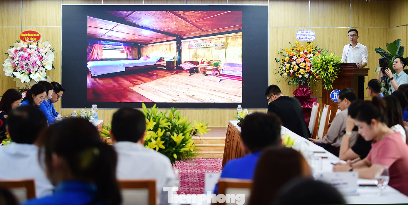 Đại diện thanh niên làm du lịch, anh Vũ Khắc Thành (Cao Bằng) chia sẻ việc xây dựng mô hình du lịch Mế Farmstay và đề xuất nguyện vọng hỗ trợ thanh niên tham gia phát triển kinh tế du lịch tại các địa phương. Ảnh: Xuân Tùng