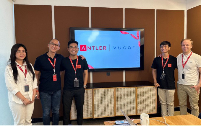 Ông Erik Jonsson, CEO quỹ đầu tư Antler (ngoài cùng bên phải) cùng đại diện Vucar.