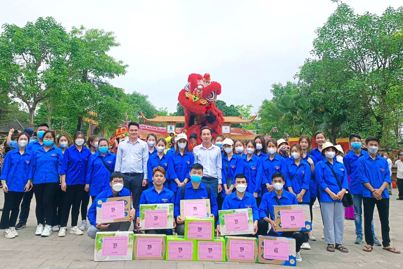 Bí thư Tỉnh Đoàn Phú Thọ Bùi Đức Giang tặng quà các tình nguyện viên tham gia phục vụ Lễ hội Đền Hùng 2023. Bí thư Tỉnh Đoàn Phú Thọ Bùi Đức Giang tặng quà các tình nguyện viên tham gia phục vụ Lễ hội Đền Hùng 2023.