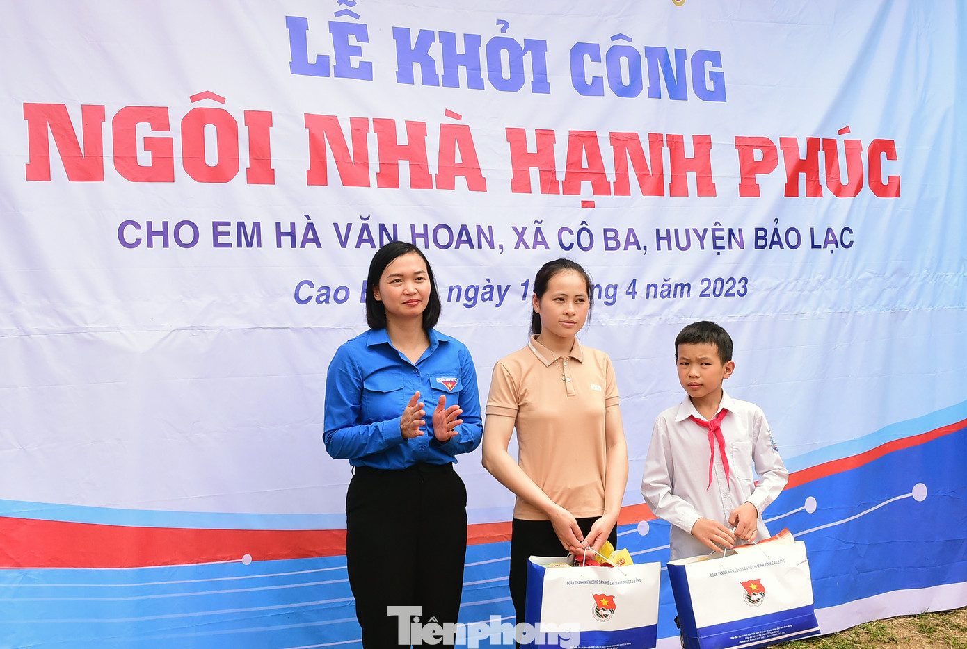 T.Ư Hội LHTN Việt Nam còn trao 80 triệu đồng kinh phí xây dựng “Ngôi nhà hạnh phúc” tặng gia đình em Hà Văn Hoan, đồng thời cam kết đỡ đầu em tới năm 18 tuổi với mức hỗ trợ 500 nghìn đồng/tháng. Dự kiến, “Ngôi nhà hạnh phúc” của 2 chị em Hà Văn Hoan sẽ có tổng diện tích 100 mét vuông với 3 phòng ngủ, 1 phòng khách và 1 bếp. Ảnh: Xuân Tùng