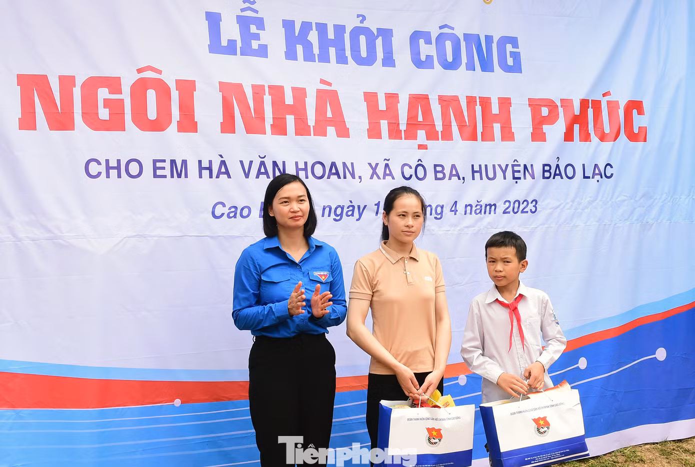 T.Ư Hội LHTN Việt Nam còn trao 80 triệu đồng kinh phí xây dựng “Ngôi nhà hạnh phúc” tặng gia đình em Hà Văn Hoan, đồng thời cam kết đỡ đầu em tới năm 18 tuổi với mức hỗ trợ 500 nghìn đồng/tháng. Dự kiến, “Ngôi nhà hạnh phúc” của 2 chị em Hà Văn Hoan sẽ có tổng diện tích 100 mét vuông với 3 phòng ngủ, 1 phòng khách và 1 bếp. Ảnh: Xuân Tùng