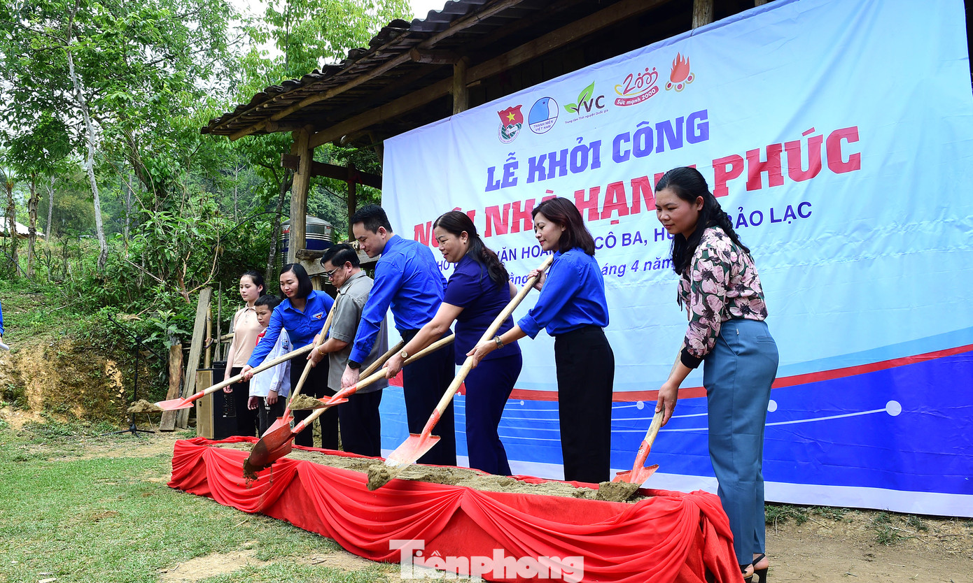 T.Ư Hội LHTN Việt Nam còn trao 80 triệu đồng kinh phí xây dựng “Ngôi nhà hạnh phúc” tặng gia đình em Hà Văn Hoan, đồng thời cam kết đỡ đầu em tới năm 18 tuổi với mức hỗ trợ 500 nghìn đồng/tháng. Dự kiến, “Ngôi nhà hạnh phúc” của 2 chị em Hà Văn Hoan sẽ có tổng diện tích 100 mét vuông với 3 phòng ngủ, 1 phòng khách và 1 bếp. Ảnh: Xuân Tùng