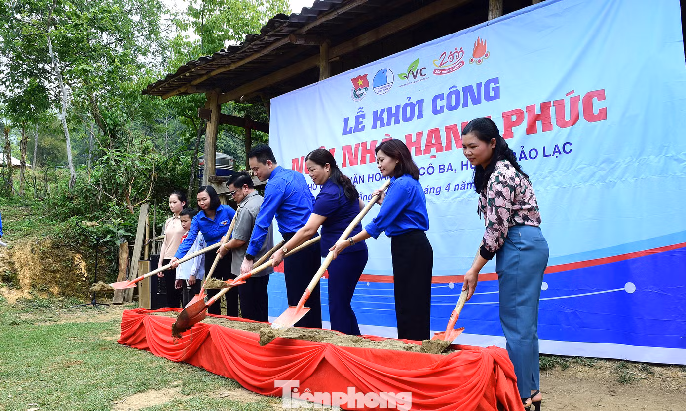 T.Ư Hội LHTN Việt Nam còn trao 80 triệu đồng kinh phí xây dựng “Ngôi nhà hạnh phúc” tặng gia đình em Hà Văn Hoan, đồng thời cam kết đỡ đầu em tới năm 18 tuổi với mức hỗ trợ 500 nghìn đồng/tháng. Dự kiến, “Ngôi nhà hạnh phúc” của 2 chị em Hà Văn Hoan sẽ có tổng diện tích 100 mét vuông với 3 phòng ngủ, 1 phòng khách và 1 bếp. Ảnh: Xuân Tùng