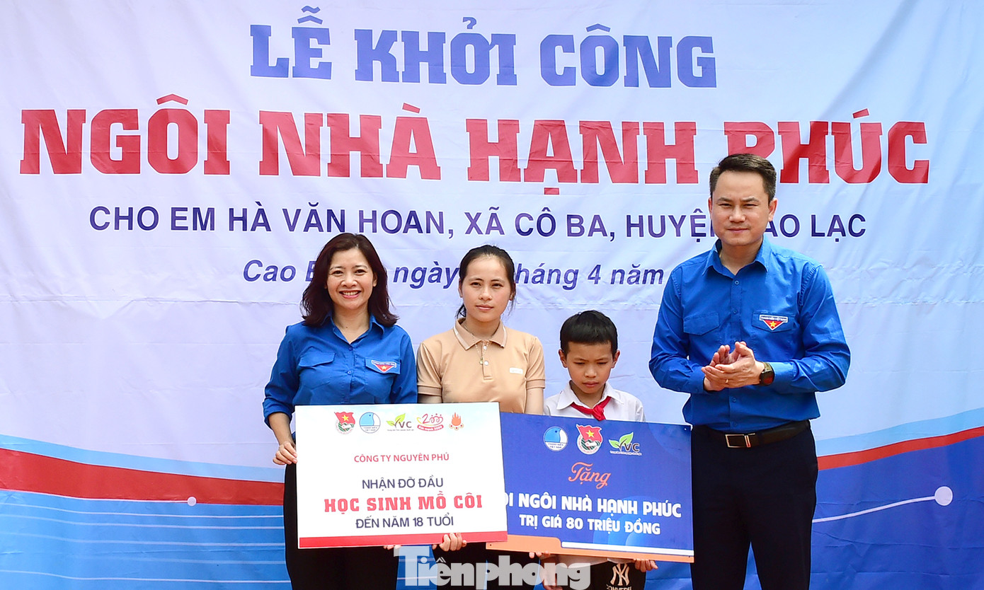 T.Ư Hội LHTN Việt Nam còn trao 80 triệu đồng kinh phí xây dựng “Ngôi nhà hạnh phúc” tặng gia đình em Hà Văn Hoan, đồng thời cam kết đỡ đầu em tới năm 18 tuổi với mức hỗ trợ 500 nghìn đồng/tháng. Dự kiến, “Ngôi nhà hạnh phúc” của 2 chị em Hà Văn Hoan sẽ có tổng diện tích 100 mét vuông với 3 phòng ngủ, 1 phòng khách và 1 bếp. Ảnh: Xuân Tùng