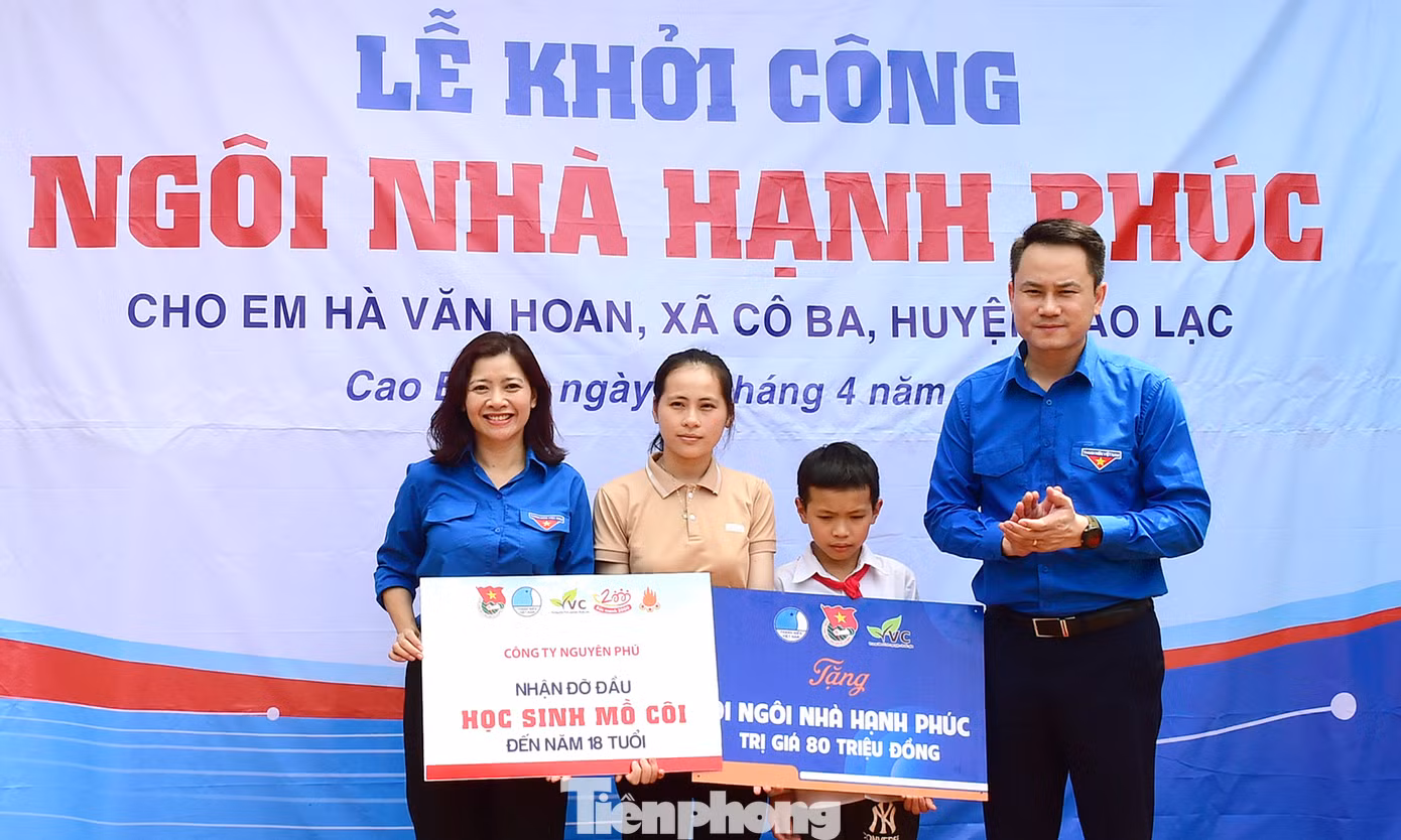 T.Ư Hội LHTN Việt Nam còn trao 80 triệu đồng kinh phí xây dựng “Ngôi nhà hạnh phúc” tặng gia đình em Hà Văn Hoan, đồng thời cam kết đỡ đầu em tới năm 18 tuổi với mức hỗ trợ 500 nghìn đồng/tháng. Dự kiến, “Ngôi nhà hạnh phúc” của 2 chị em Hà Văn Hoan sẽ có tổng diện tích 100 mét vuông với 3 phòng ngủ, 1 phòng khách và 1 bếp. Ảnh: Xuân Tùng