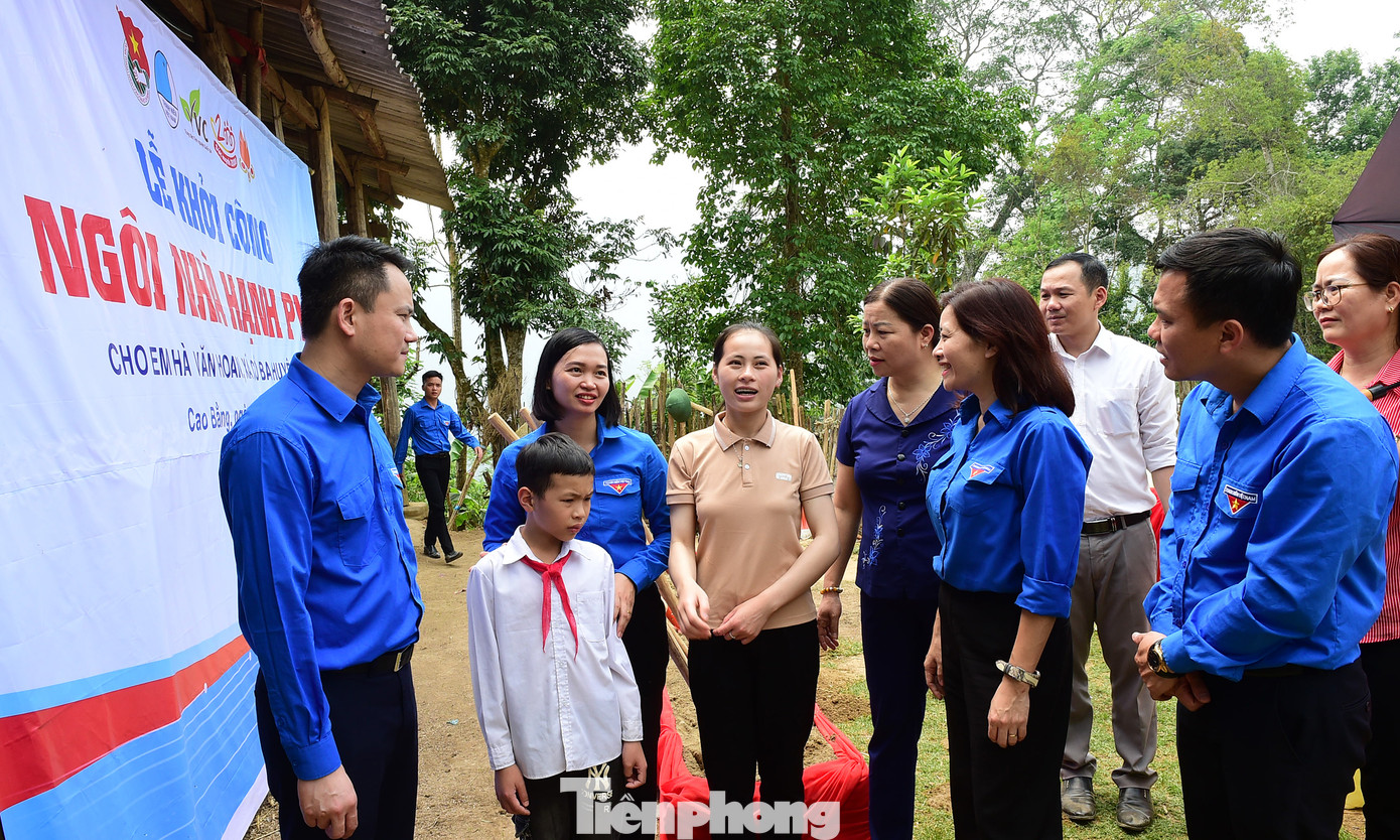 Em Hà Văn Hoan là học sinh dân tộc thiểu số có hoàn cảnh đặc biệt khó khăn, mồ côi cả bố và mẹ. Em Hoan đang sống cùng chị gái trong một căn nhà gỗ đã xuống cấp nghiêm trọng, vô cùng nguy hiểm khi trời có mưa lũ tại xóm Nà Lùng (xã Cô Ba, huyện Bảo Lạc). Ảnh: Xuân Tùng