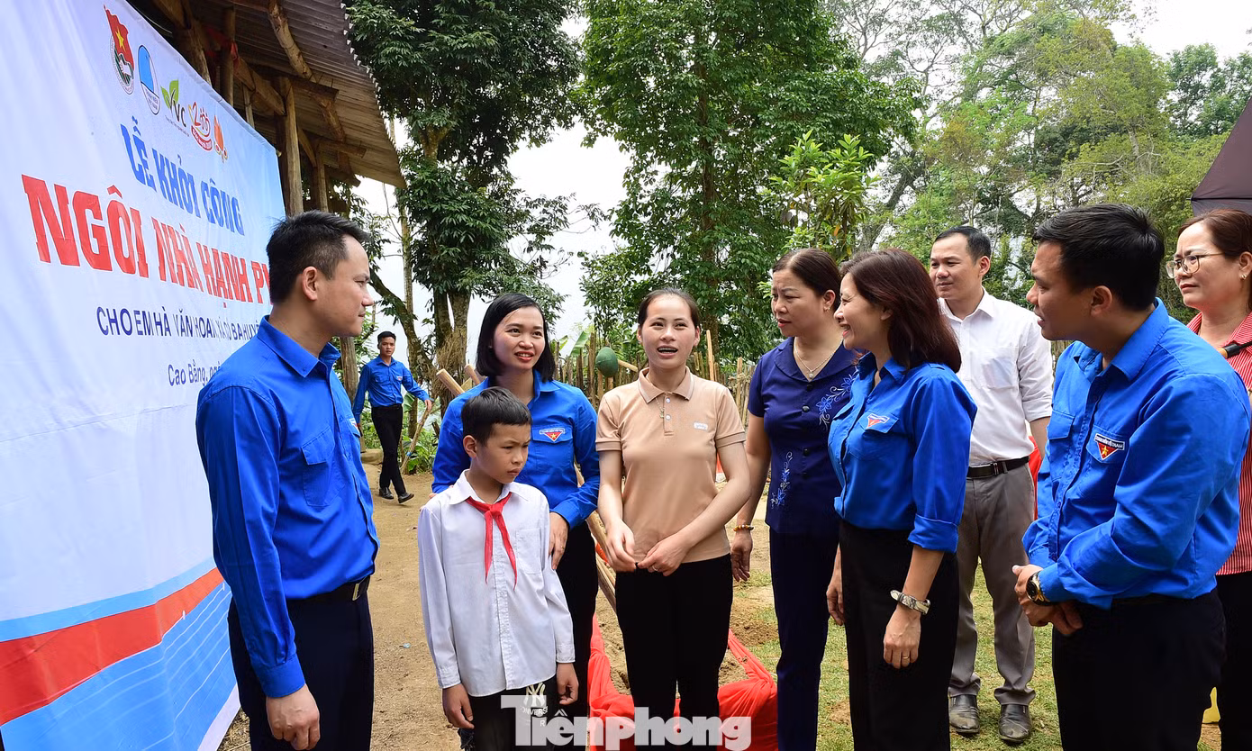 Em Hà Văn Hoan là học sinh dân tộc thiểu số có hoàn cảnh đặc biệt khó khăn, mồ côi cả bố và mẹ. Em Hoan đang sống cùng chị gái trong một căn nhà gỗ đã xuống cấp nghiêm trọng, vô cùng nguy hiểm khi trời có mưa lũ tại xóm Nà Lùng (xã Cô Ba, huyện Bảo Lạc). Ảnh: Xuân Tùng