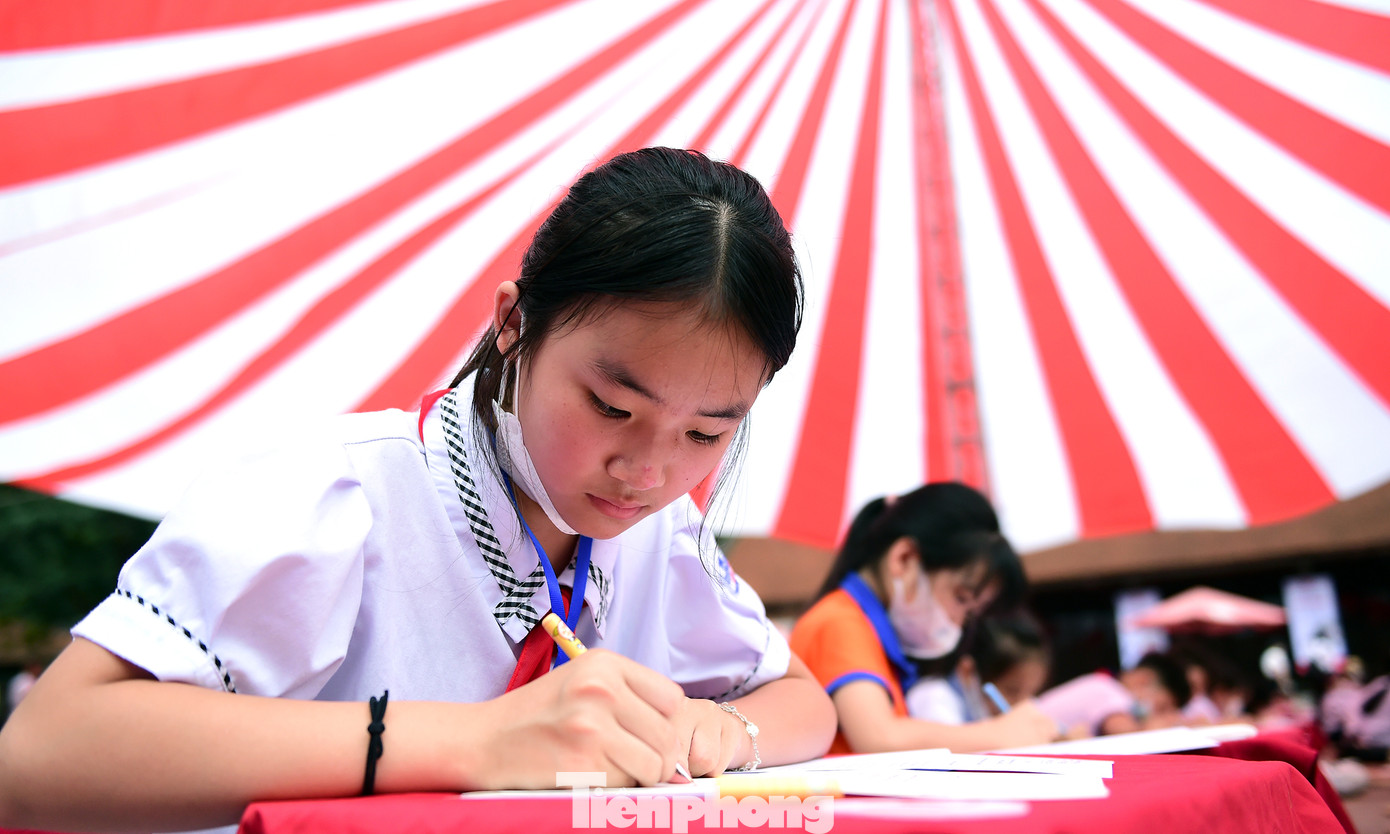 Những "bàn tay hoa" nắn nót từng nét chữ. Ảnh: Xuân Tùng