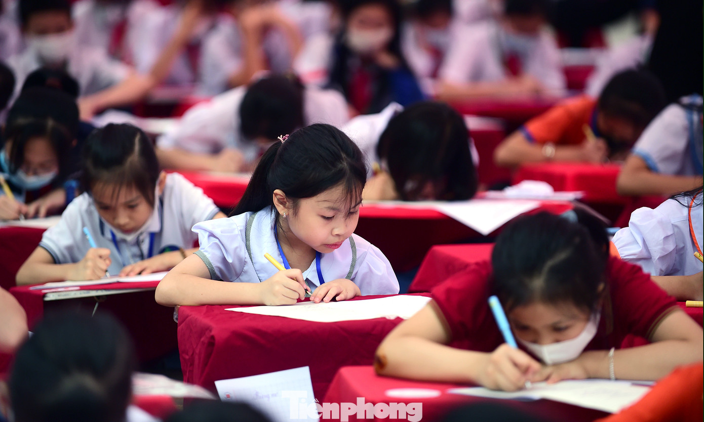 Thí sinh viết chữ đẹp "Nét chữ, nết người" tập trung làm bài thi. Ảnh: Xuân Tùng