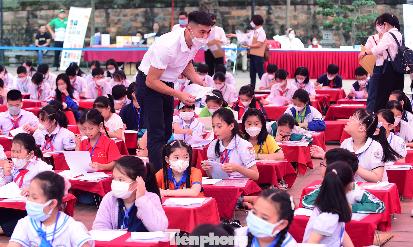 Ban Tổ chức phát đề thi tại Ngày hội Chung kết toàn quốc các hội thi. Ảnh: Xuân Tùng