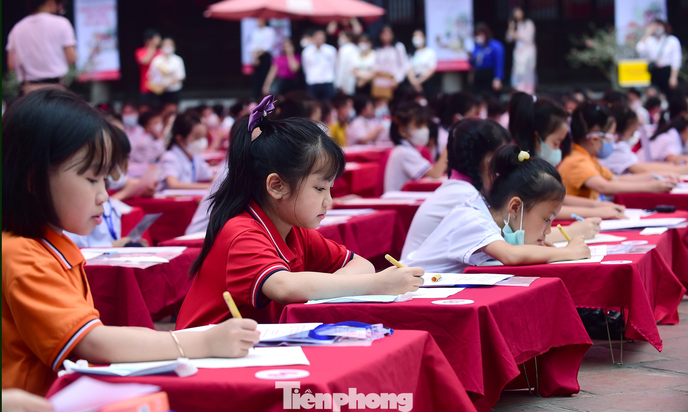 Thí sinh viết chữ đẹp "Nét chữ, nết người" tập trung làm bài thi. Ảnh: Xuân Tùng