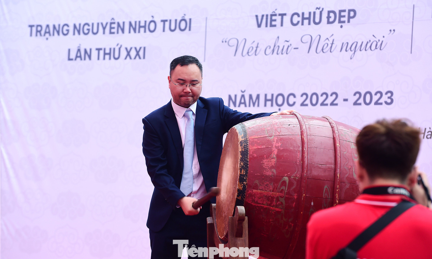 Đại diện Ban Tổ chức đánh trống khai hội thi. Ảnh: Xuân Tùng