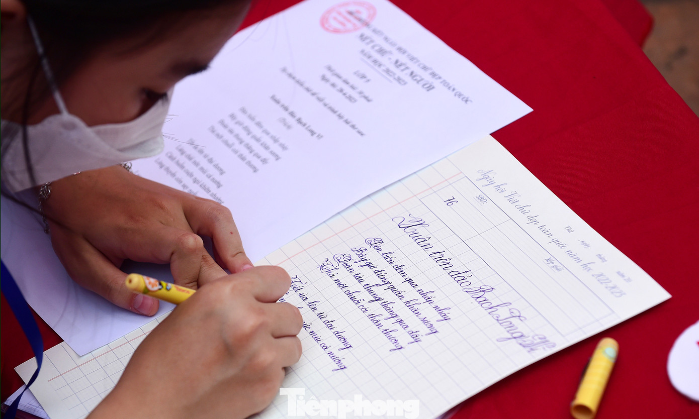 Những "bàn tay hoa" nắn nót từng nét chữ. Ảnh: Xuân Tùng